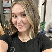 Profesora de inglés certificada y flexible que imparte clases presenciales para todos estudiantes